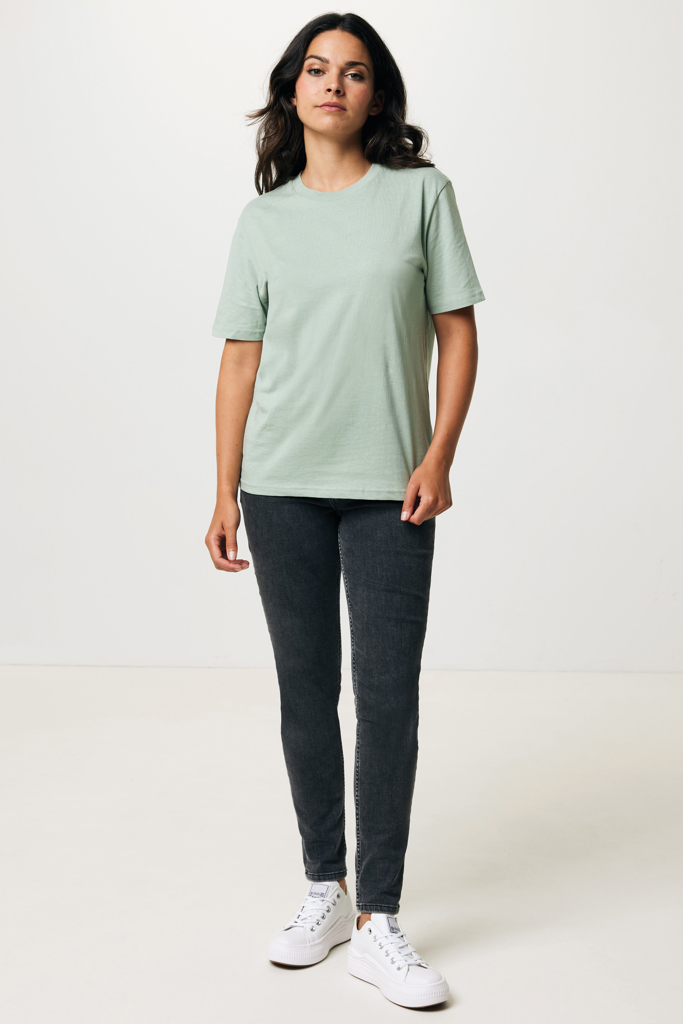 Femme portant t-shirt vert et jean foncé