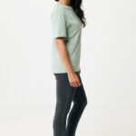 Femme en t-shirt vert et jean gris