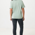 Femme de dos en t-shirt vert clair