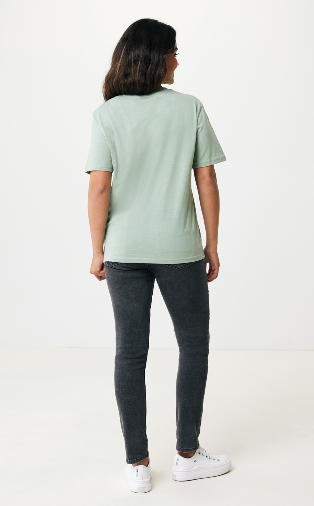 Femme de dos en t-shirt vert clair
