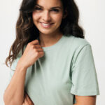 Femme souriante en t-shirt vert clair