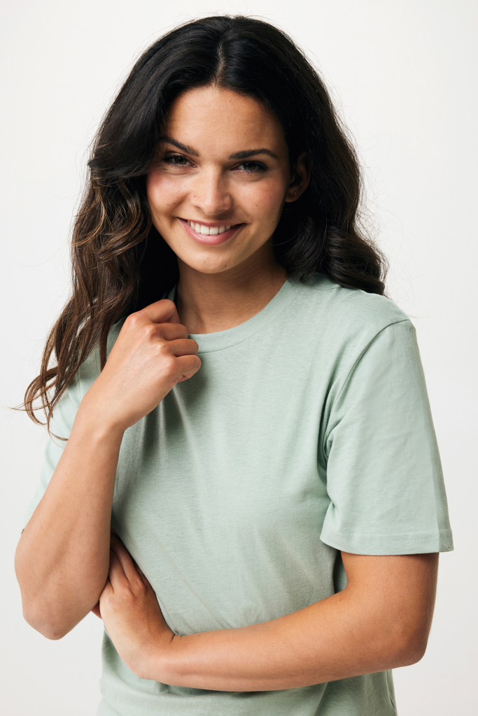 Femme souriante en t-shirt vert clair