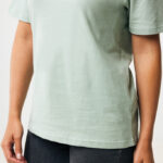 T-shirt vert clair porté avec jean foncé