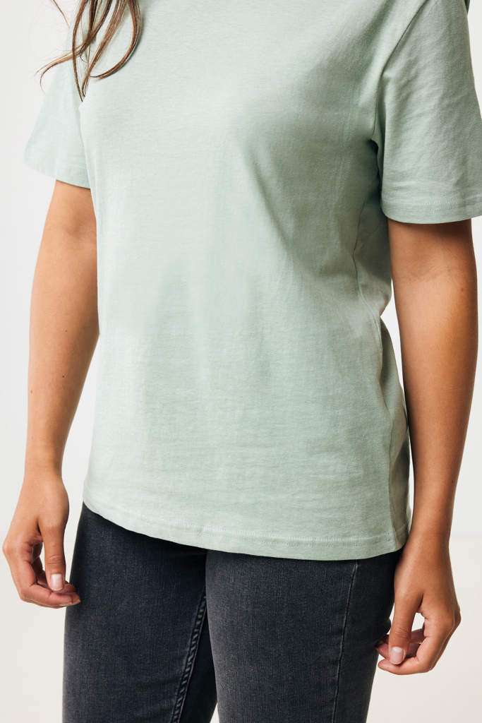 T-shirt vert clair porté avec jean foncé