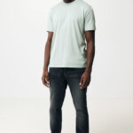 Homme portant t-shirt vert clair et jean foncé