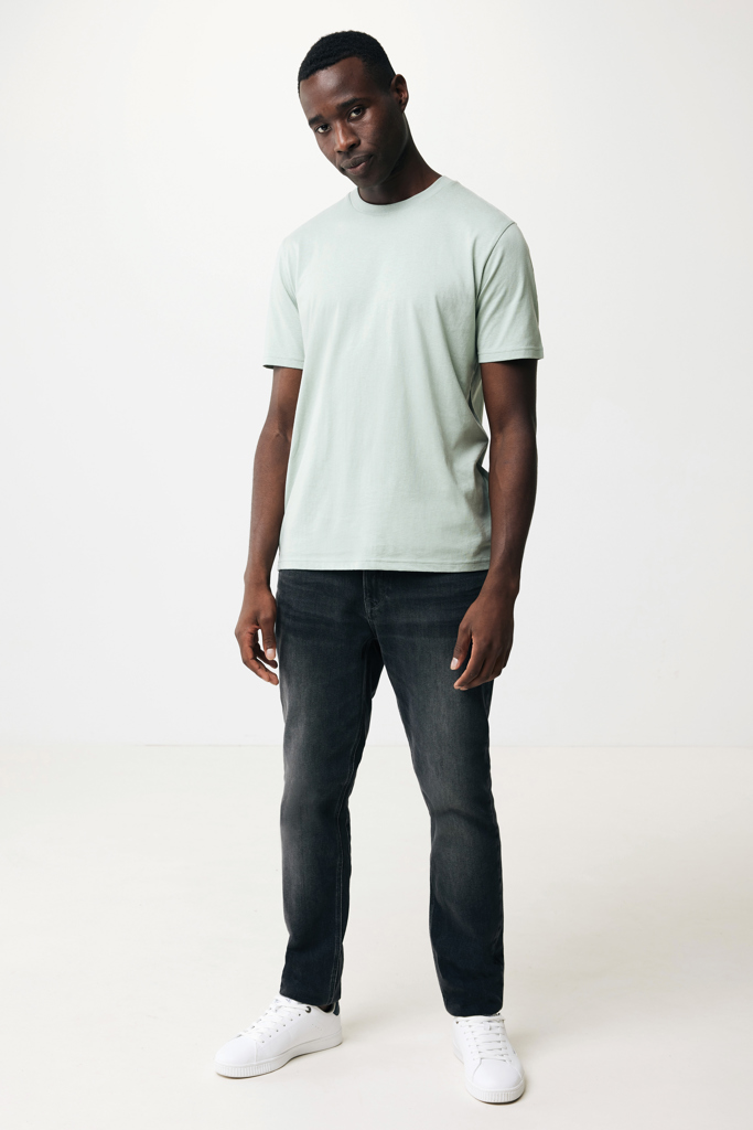 Homme portant t-shirt vert clair et jean foncé