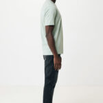 Homme de profil en t-shirt vert clair