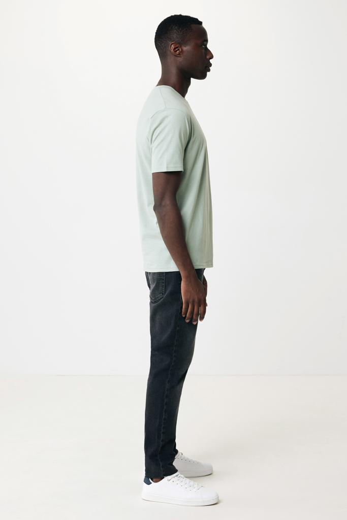 Homme de profil en t-shirt vert clair
