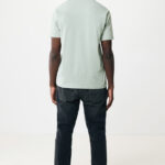 Homme de dos en t-shirt vert clair