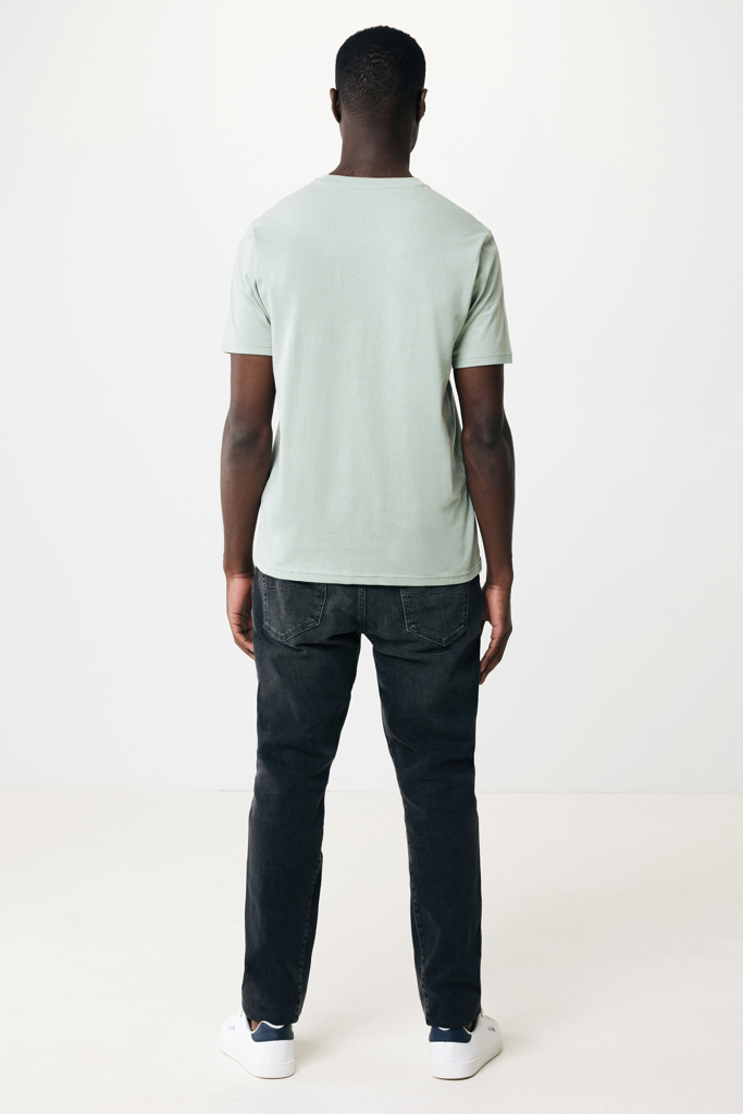 Homme de dos en t-shirt vert clair