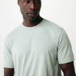 Homme en t-shirt vert clair regardant sur le côté