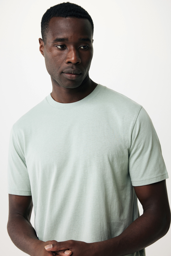 Homme en t-shirt vert clair regardant sur le côté