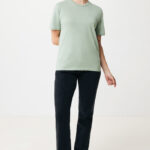 Femme en t-shirt vert et jean noir