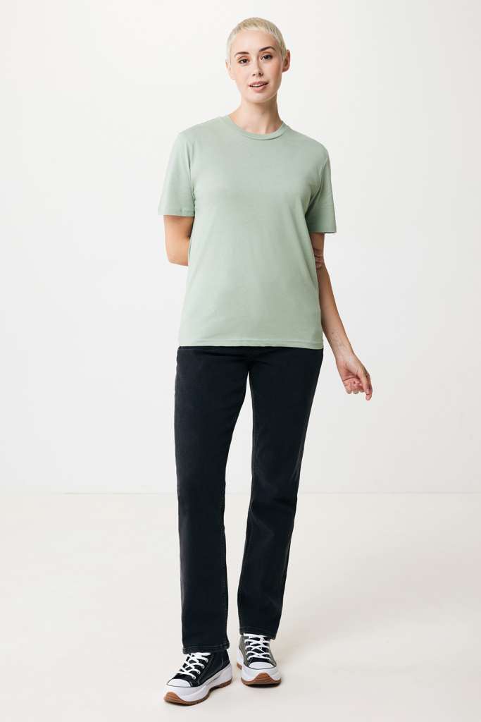 Femme en t-shirt vert et jean noir