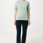 Femme portant t-shirt vert et pantalon noir