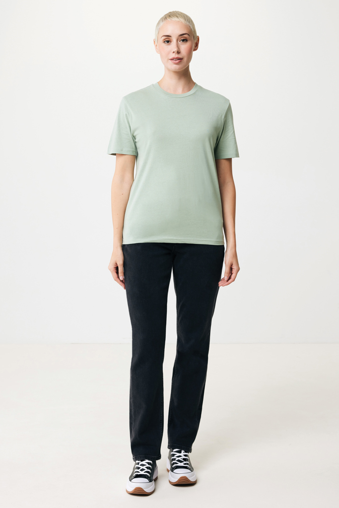 Femme portant t-shirt vert et pantalon noir