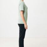 Profil d’une femme en t-shirt vert