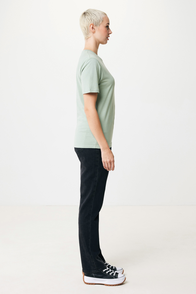 Profil d’une femme en t-shirt vert