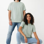 Deux modèles en t-shirts verts et jeans