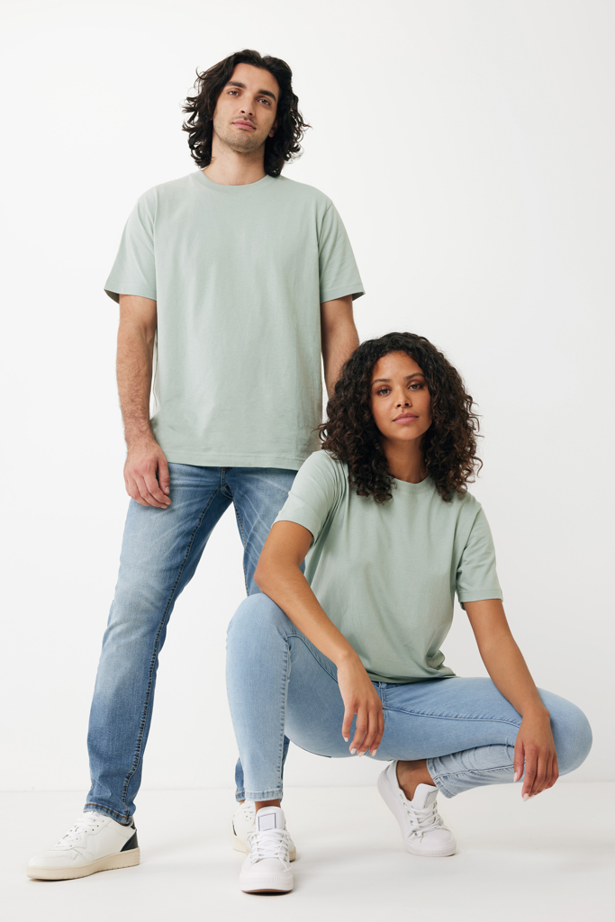 Deux modèles en t-shirts verts et jeans