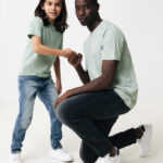 Homme et fille se tapent le poing