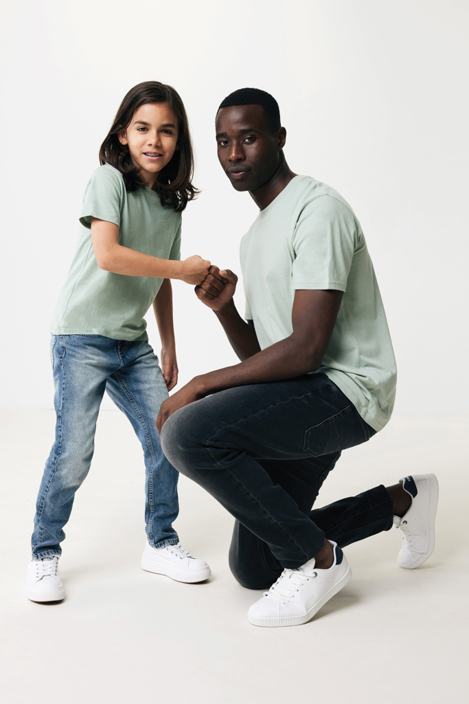Homme et fille se tapent le poing