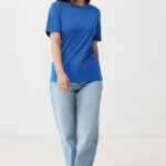 Femme portant t-shirt bleu et jean clair