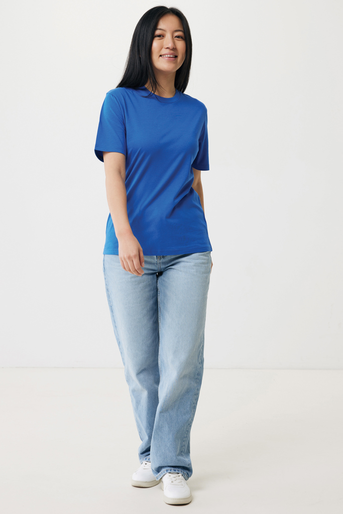 Femme portant t-shirt bleu et jean clair