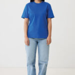 Femme portant t-shirt bleu et jean clair