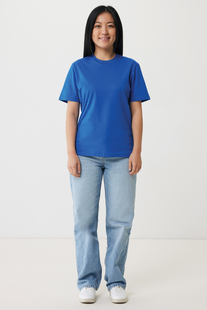 Femme portant t-shirt bleu et jean clair