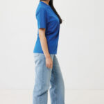Femme de profil en t-shirt bleu et jean