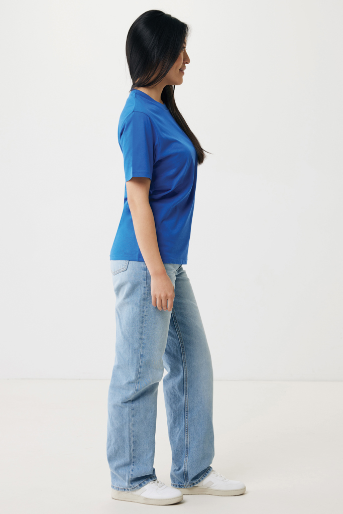 Femme de profil en t-shirt bleu et jean