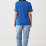 Femme de dos en t-shirt bleu et jean