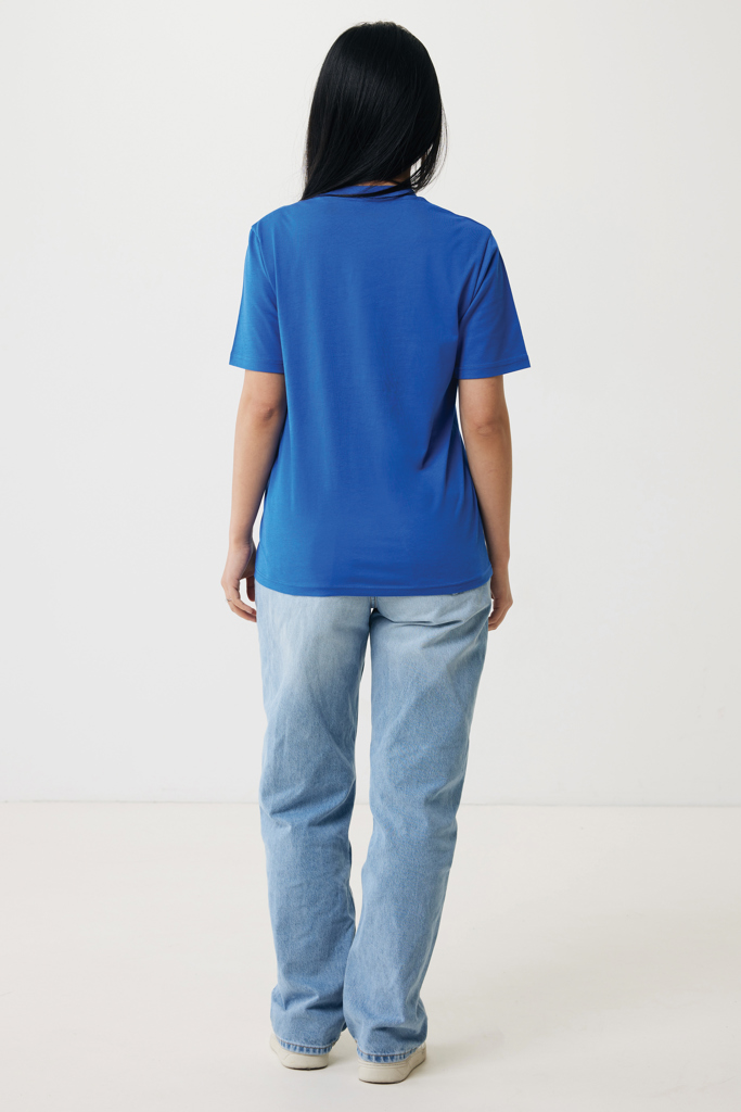 Femme de dos en t-shirt bleu et jean