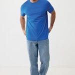 Homme en t-shirt bleu et jean clair