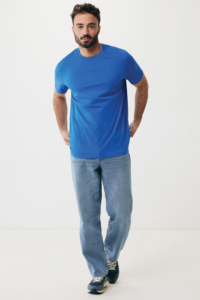 Homme en t-shirt bleu et jean clair