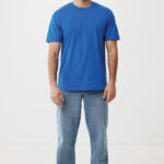 Homme en t-shirt bleu et jean clair