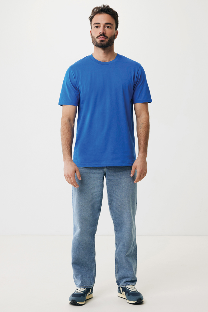 Homme en t-shirt bleu et jean clair