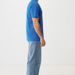 Homme debout de profil en t-shirt bleu