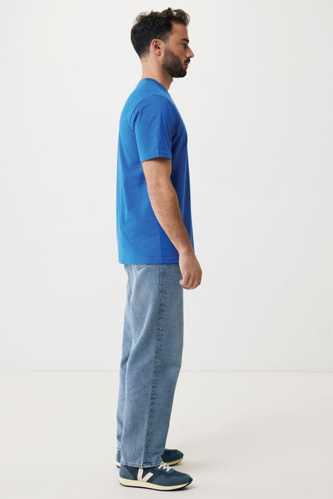 Homme debout de profil en t-shirt bleu