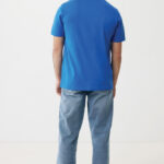 Homme de dos en t-shirt bleu et jean