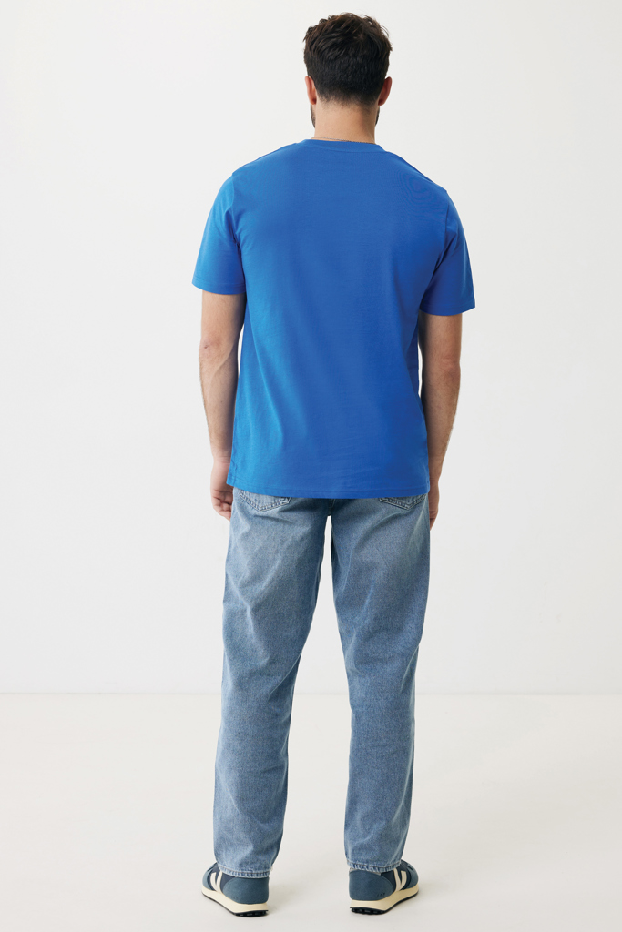 Homme de dos en t-shirt bleu et jean