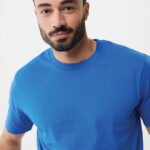 Homme barbu portant un t-shirt bleu