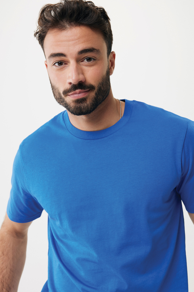 Homme barbu portant un t-shirt bleu