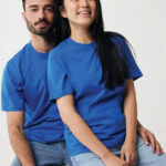 Couple portant des t-shirts bleus assortis