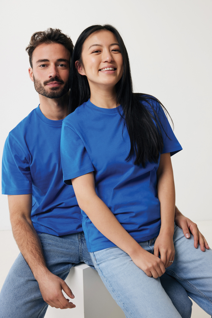 Couple portant des t-shirts bleus assortis
