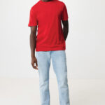 Homme souriant en t-shirt rouge et jean clair