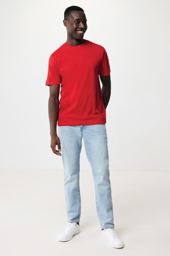 Homme souriant en t-shirt rouge et jean clair