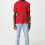 Homme portant t-shirt rouge et jean clair