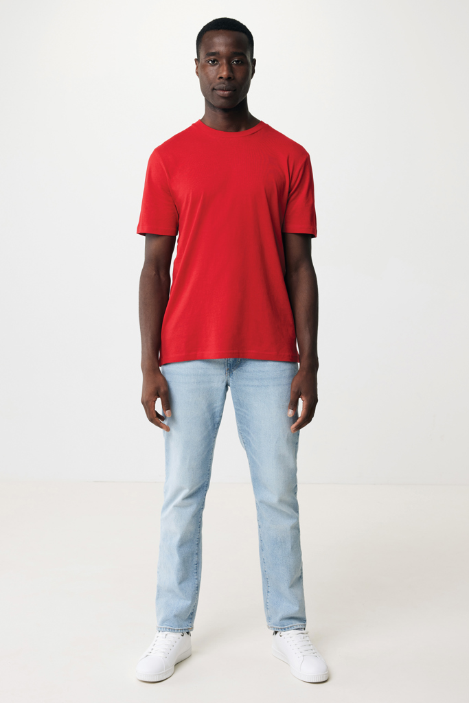 Homme portant t-shirt rouge et jean clair